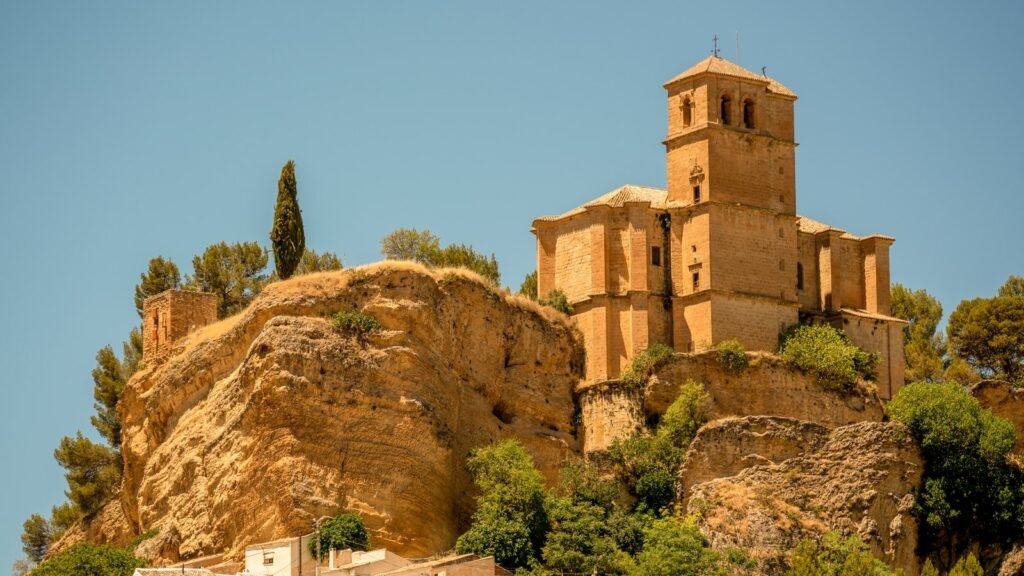 Iglesia de la Villa de Montefrío sobre su peñón, en el Poniente Granadino
